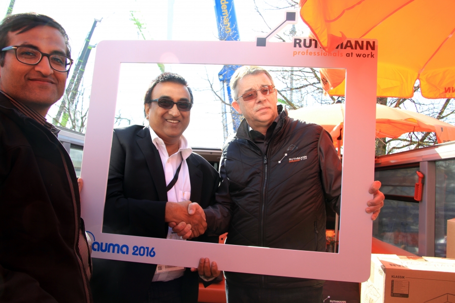 Die Abbildung zeigt (v.l n.r. im Rahmen) Rakesh Modi (Managing director mtandt Group) zusammen mit Rolf Kulawik (Geschäftsfhrer RUTHMANN) auf der bauma in München. Für das hochauflösende Fotos klicken Sie bitte ein weiteres Mal auf die Vorschau.