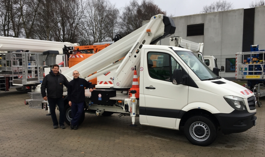 Herr Borgers und Herr Pisarer (v.l.n.r.) von der Firma RB Glasreinigung freuen sich über ihren neuen STEIGER® TB 290.