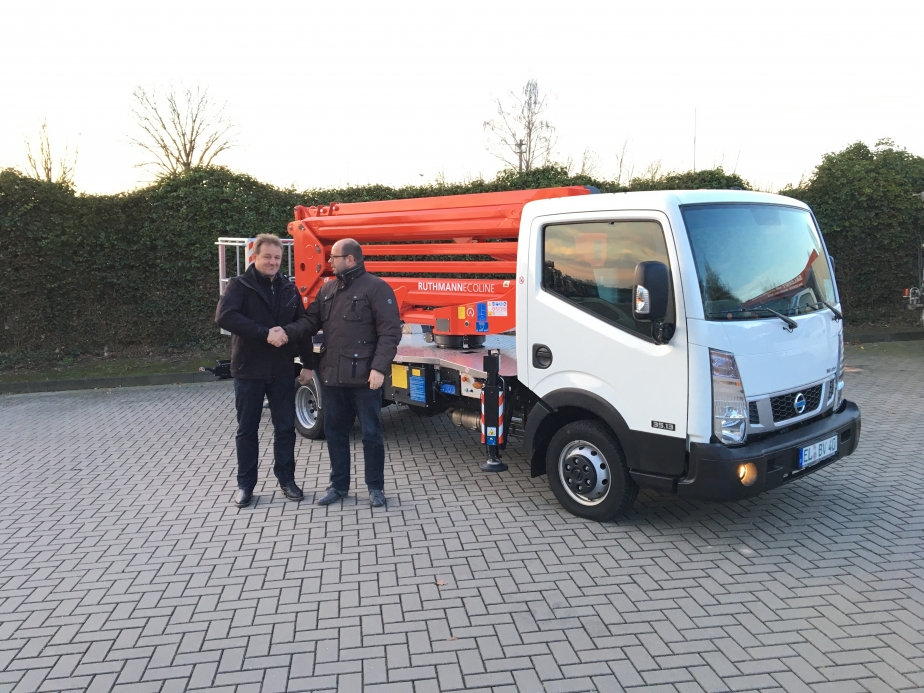 Bernd Wiesmann übergibt die ECOLINE RS 200 an HBV Geschäftsführer Frank Sommer