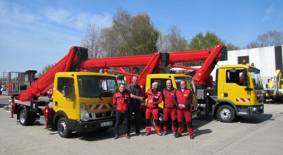 Alfred Thies (2. vl., RUTHMANN) übergibt die drei neuen LKW-Arbeitsbühnen an die Firma Salgert GmbH
