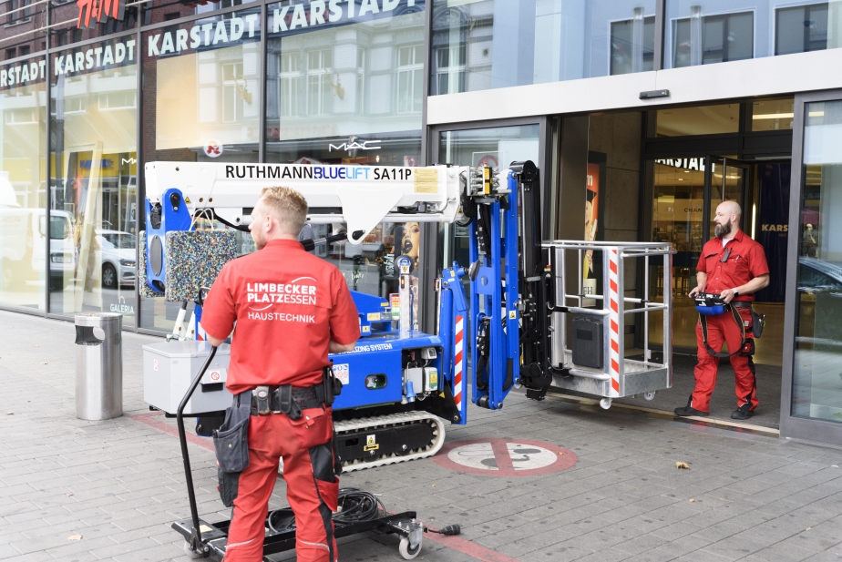 Die Haustechnik vom Limbecker Platz nimmt die RUTHMANN BLUELIFT Raupenarbeitsbühne in Empfang.