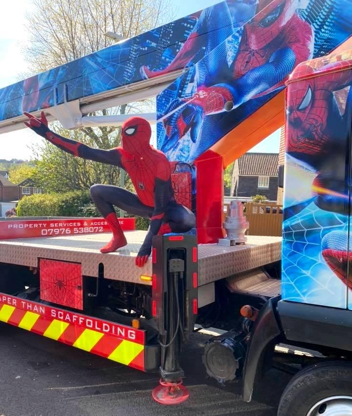Spider Man sammelt Spenden mit einem RUTHMANN TK 310