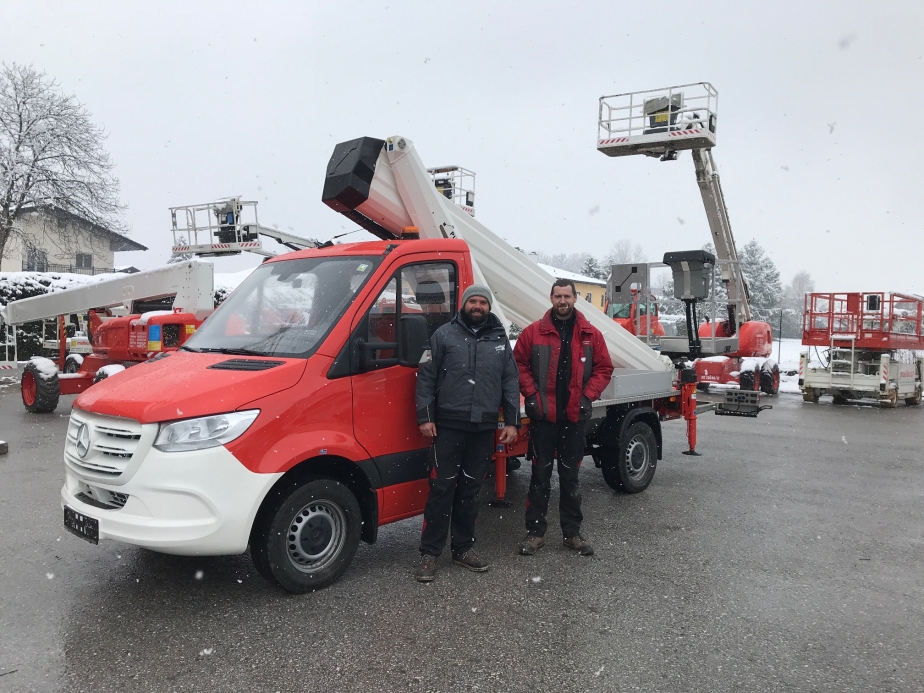 TB 270 pro in Rot Weiß hinter zwei Personen der Firma Maltech