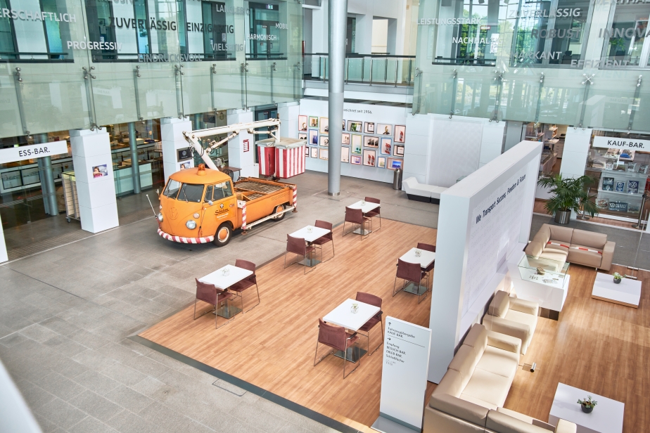 Der RUTHMANN STEIGER V80 Baujahr 1966 im Kundenzentrum von VW Nutzfahrzeuge in Hannover