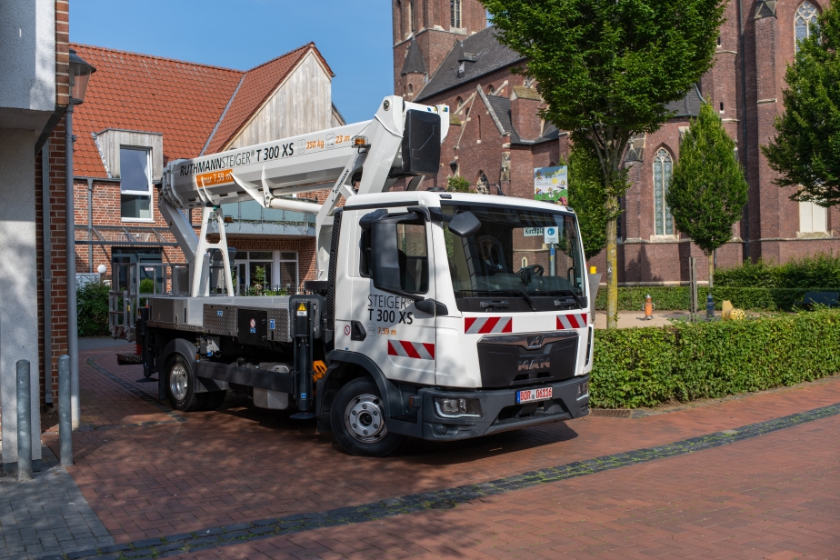 Der RUTHMANN STEIGER® T 300 XS ist mit nur 7,59 m Fahrzeuglänge besonders kompakt