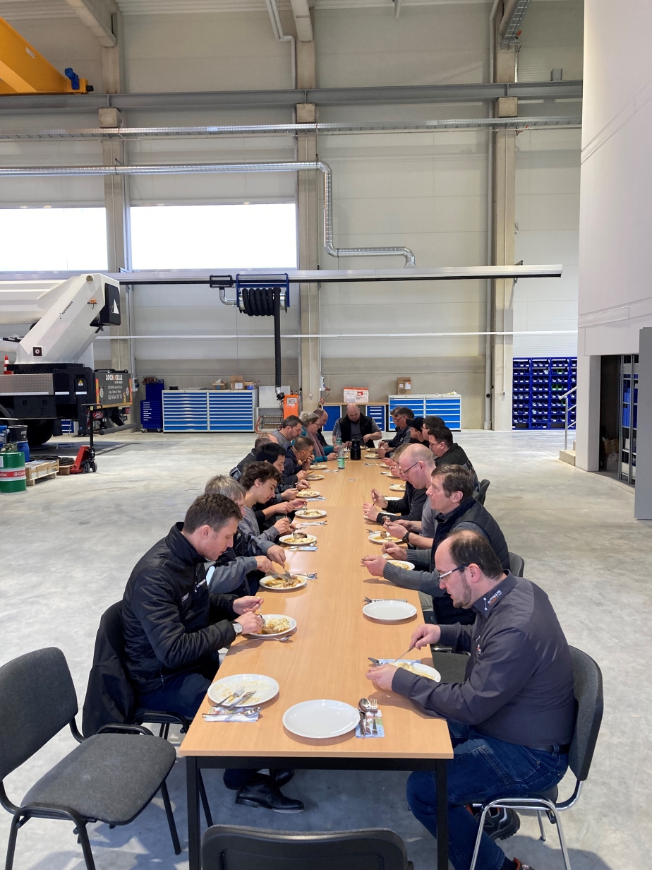 Das Team der Servicestation Groß-Gerau hat die neue Halle mit einem gemeinsamen Essen im kleinen Kreis eingeweiht.