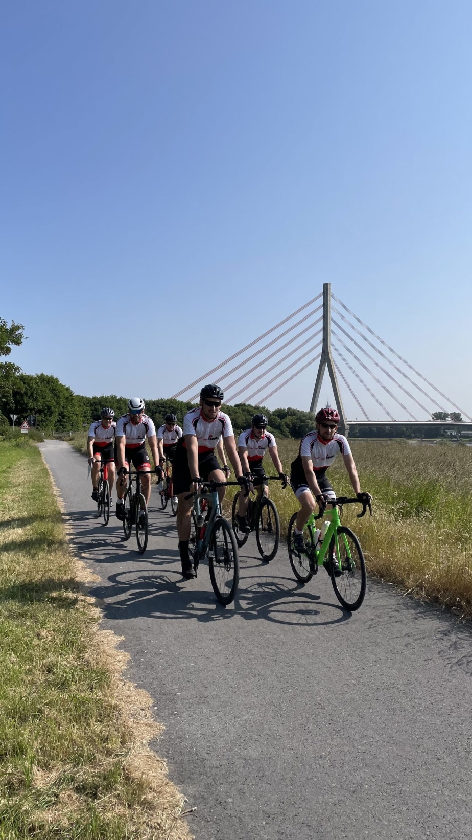 Das Team auf der "Tour de TIME" von Gescher nach Maastricht. Im Hintergrund übrigens ein toller möglicher Einsatzort der neuen 100 m LKW Arbeitsbühne: Die Rheinbrücke in Wesel.