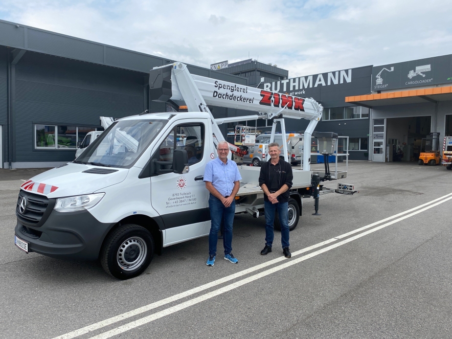 Martin Zach (re) Ruthmann GmbH Österreich, übergibt an Hr. Klammler (li) Firma Zink
