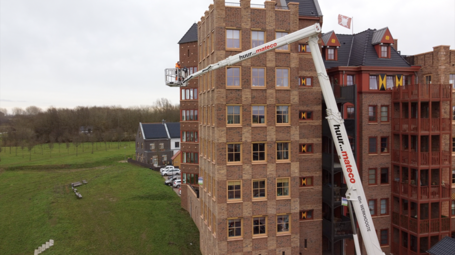 Steiger-T650-HF-in-Arbeit-am-Gebäude