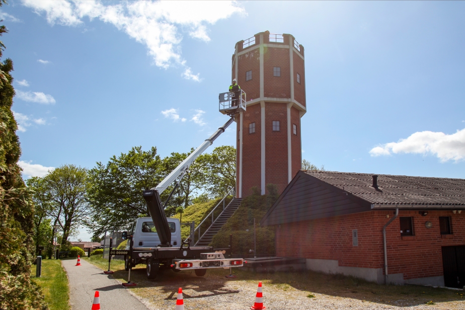 VERSALIFT V-200 LKW-Arbeitsbühne im Einsatz