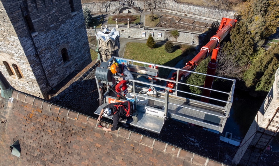 Arbeiten am Dach von oben