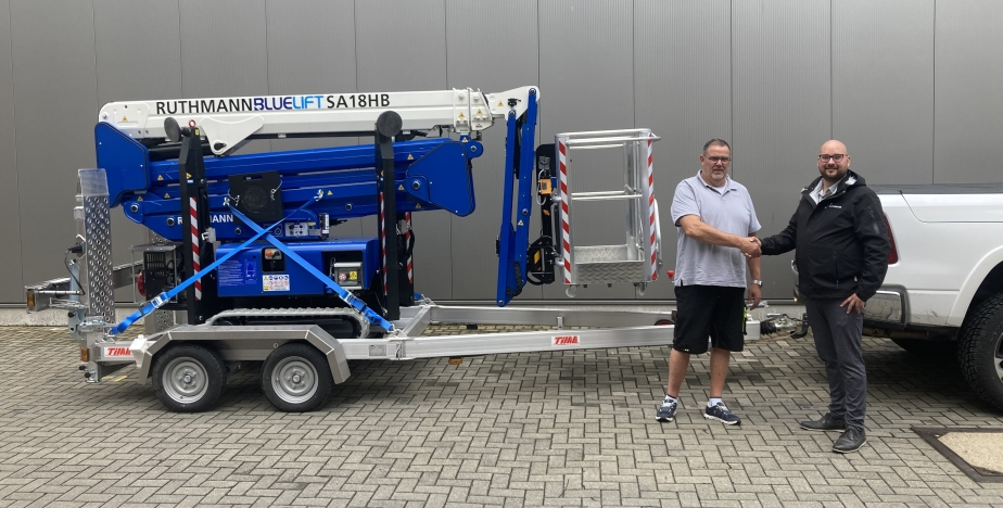Sascha Schüttler freut sich über die Raupenarbeitsbühne BLUELIFT SA 18 HB