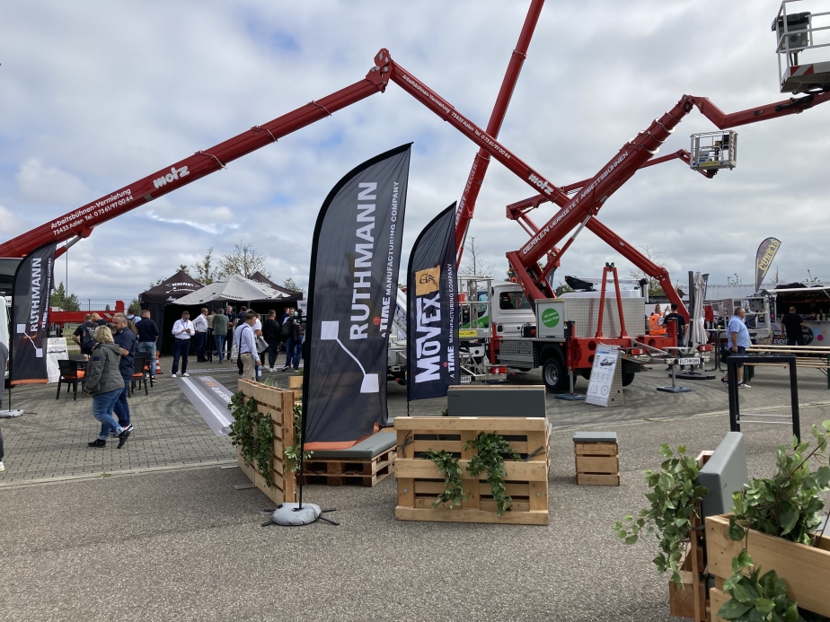 Der neue STEIGER T 510 HF ragt auf den Platformers' Days über den RUTHMANN Messestand.