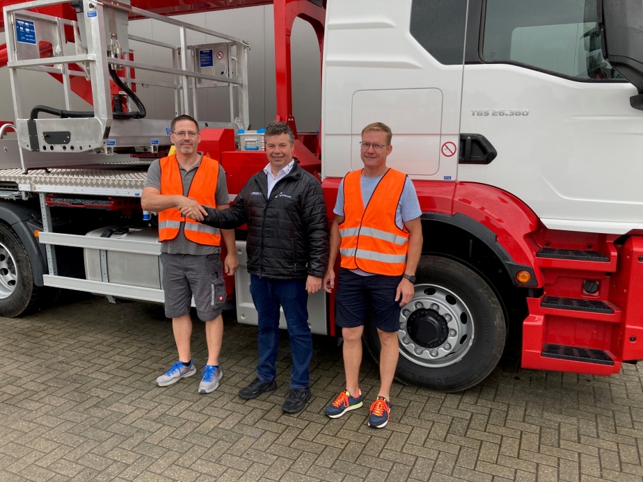 Ludger Rensing (Gebietsverkaufsleiter Süd-West, RUTHMANN) übergibt den neuen STEIGER® T 510 HF an XXX und XXX von der Motz GmbH.