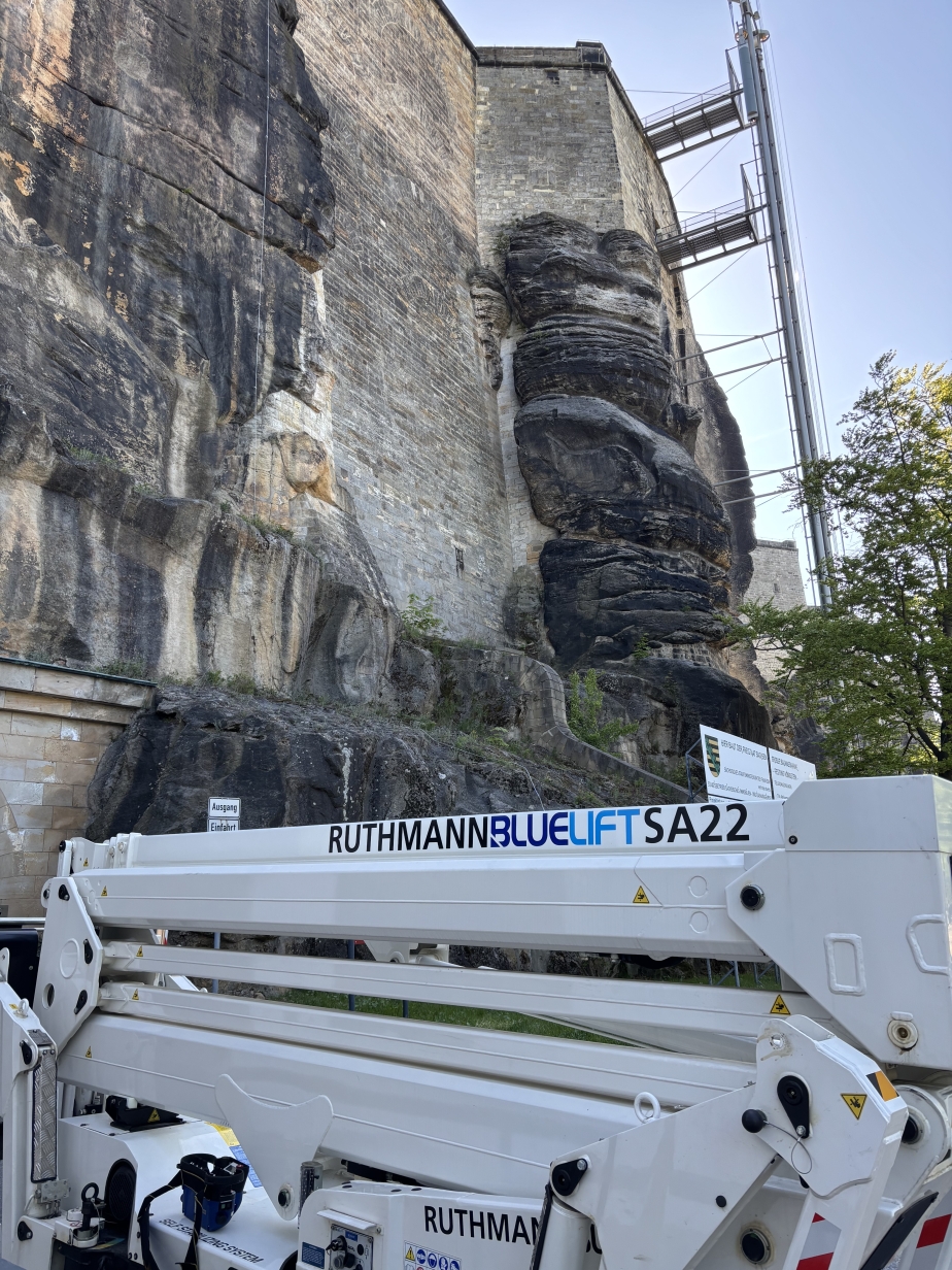 BLUELIFT SA 22 Raupenarbeitsbühne an der Festung Königsstein