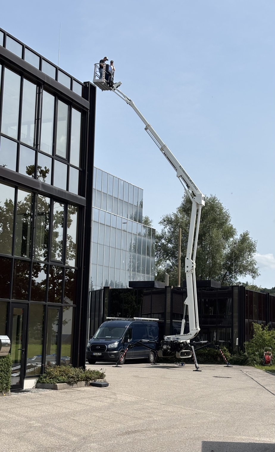 Firma Leyerer Dachtechnik bekommt ihren neuen BLUELIFT® SA22. 