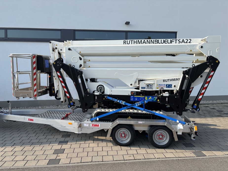 Der BLUELIFT SA 22 kann bequem auf einem Anhänger transportiert werden.