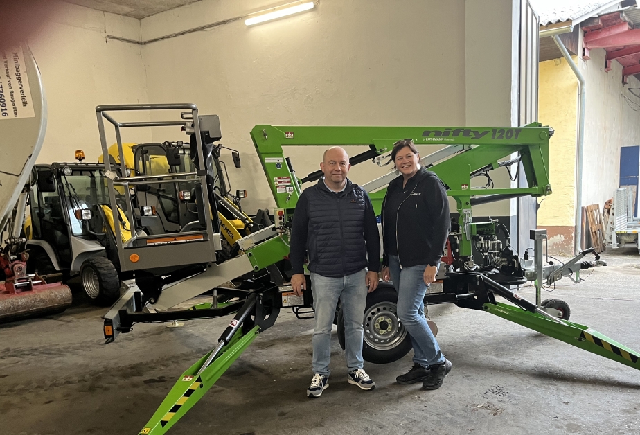 Jessica Wölkart (RMÖ) übergibt die gebrauchte Anhängerarbeitsbühne NiftyLift 120 TET