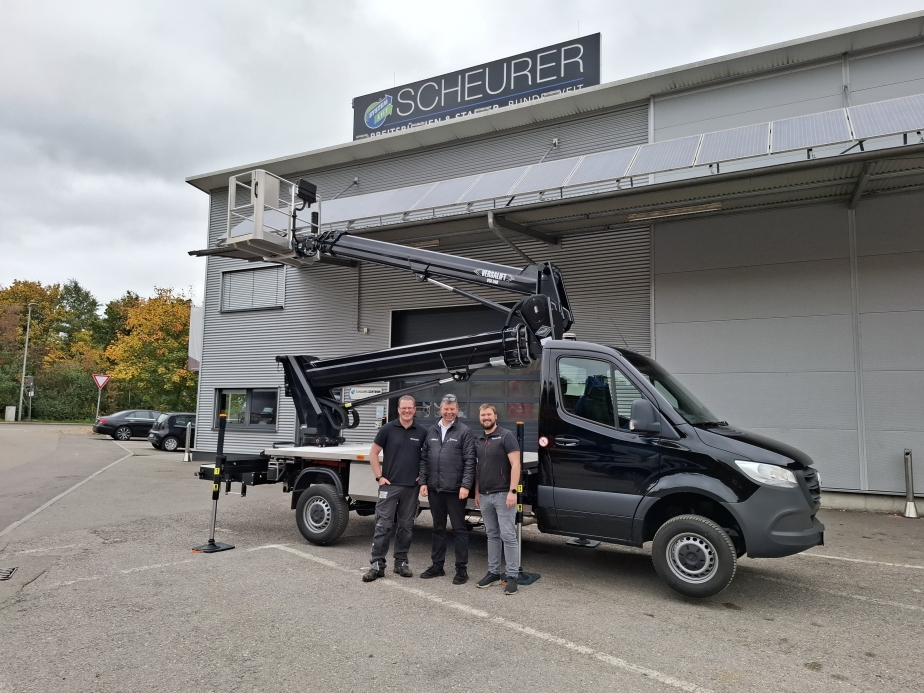 Ludger Rensing (Mitte, Gebietsverkaufsleiter RUTHMANN) übergibt den neuen VERSALIFT VTX-240 G3  and Tobias Horlacher (l., Stellv. Werkstattleitung) und Niklas Maichl (r., Leitung Disposition) von Scheurer