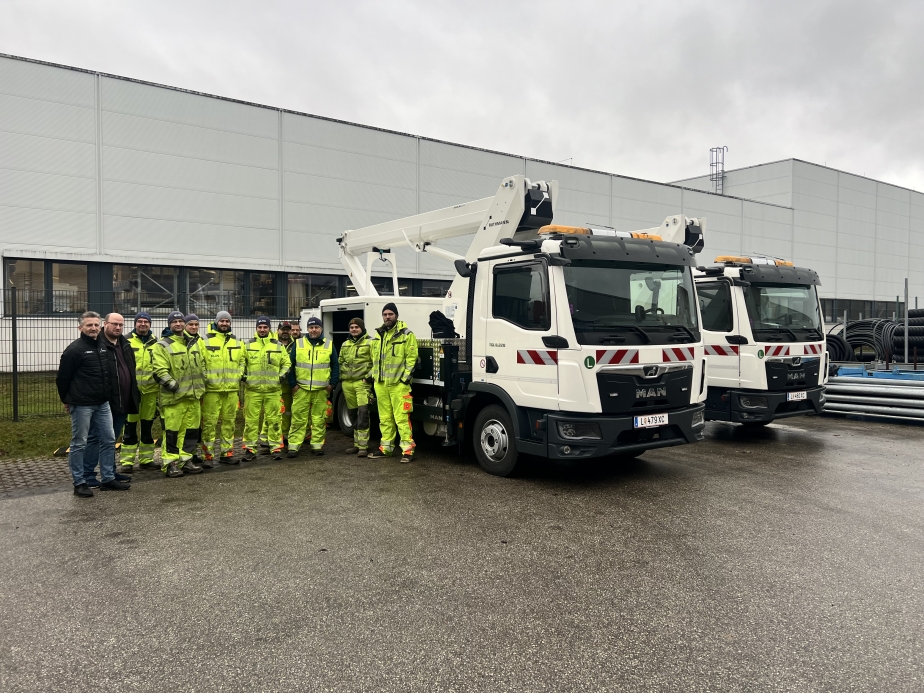 Martin Zach (RMÖ) übergibt 2x T170 an Elin GmbH