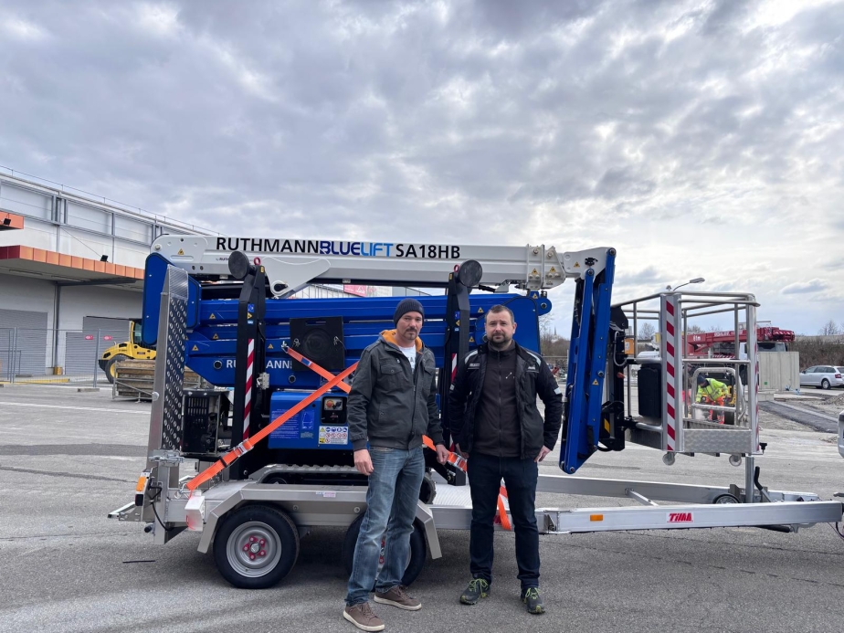 Franz Knopper (RMÖ) übergibt Bluelift SA18HB an Malerbetrieb Gernot Leitgeb