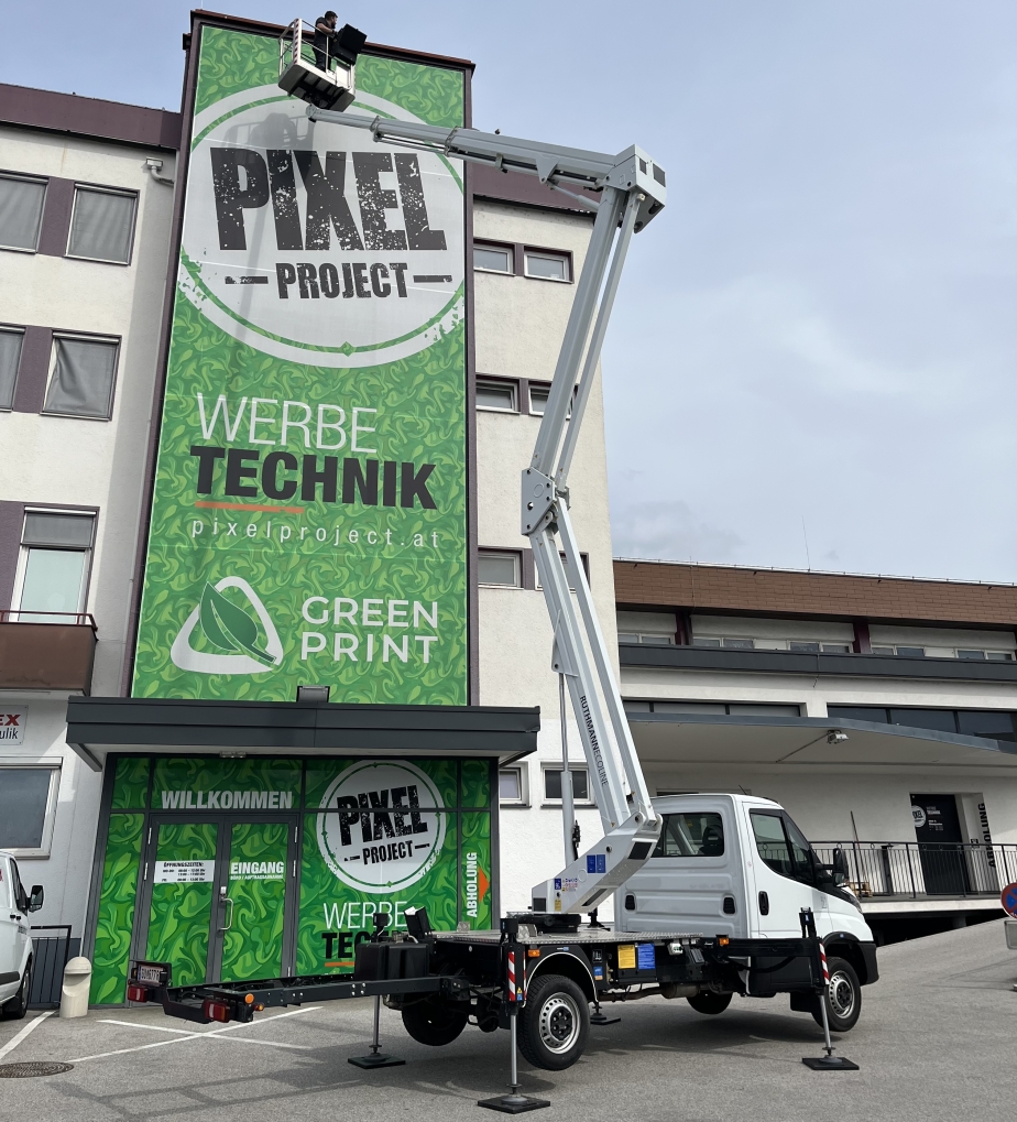 Jessica Wölkart (RMÖ) übergibt Ecoline RS240