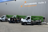 Übergabe im Ruthmann Werk. Folgende Personen stehen von links nach rechts vor den Ecolines aufgestellt: Johannes Olthoff, Peter Schneider, Toni Hentschel, Florian Knichel, Calvin Simon, Ludger Rensing