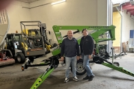 Jessica Wölkart (RMÖ) übergibt die gebrauchte Anhängerarbeitsbühne NiftyLift 120 TET